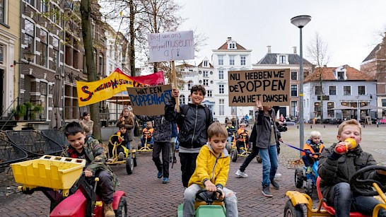 Kinderen op speelgoedtrekkers protesteren voor behoud Speelgoedmuseum Deventer. Fotografie: Paul Remmelts