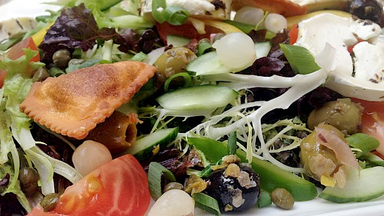 Salade met geitenkaas en knapperige ravioli