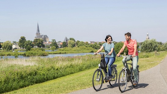 In Overijssel kan je eindeloos fietsen. Overijssel wordt door velen dé fietsprovincie van Nederland genoemd. Of je nu kiest voor bekende knooppuntroutes of juist je eigen fietsroute uitstippelt, er valt genoeg te ontdekken!